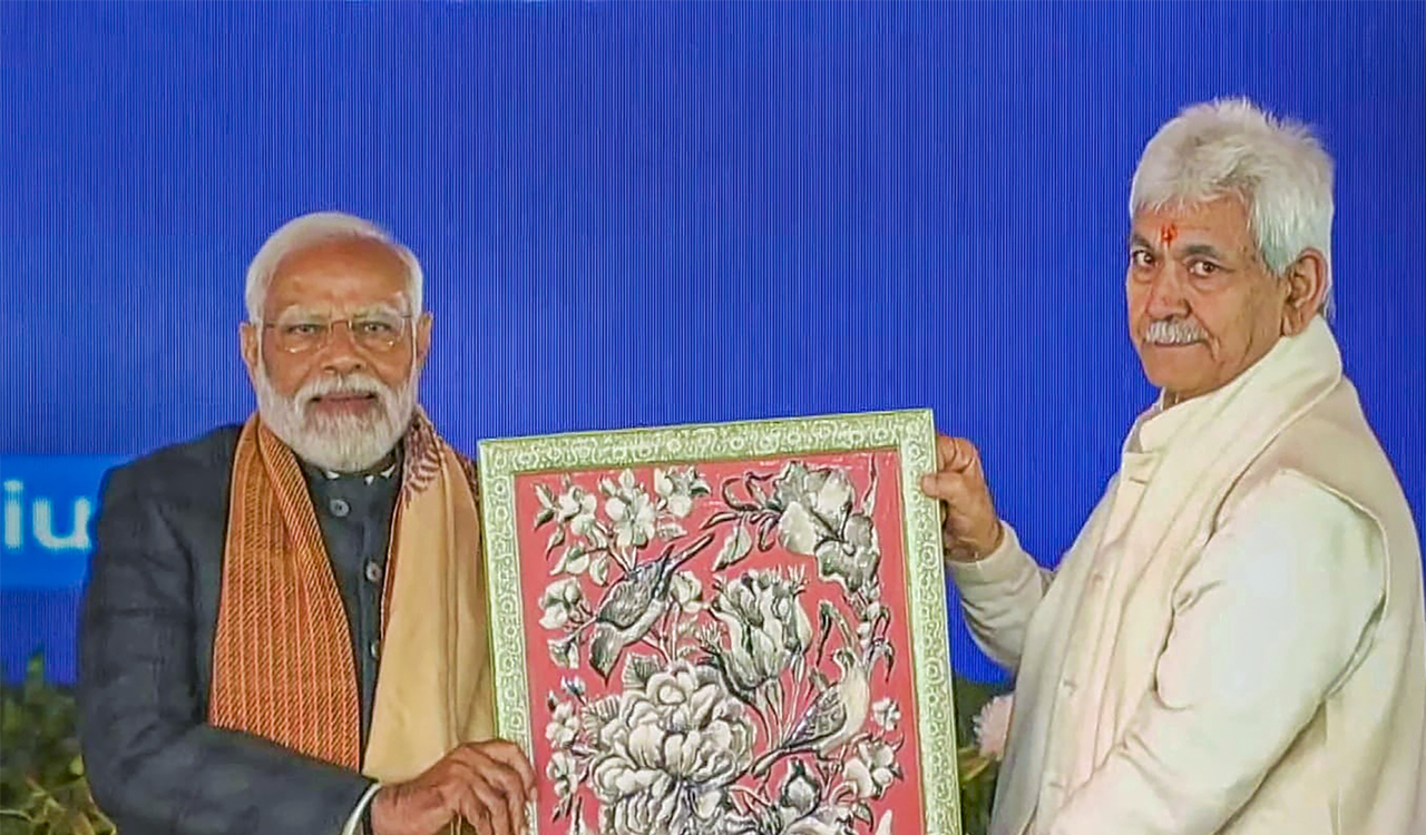 PM Modi meets local entrepreneurs, craftsmen in Srinagar