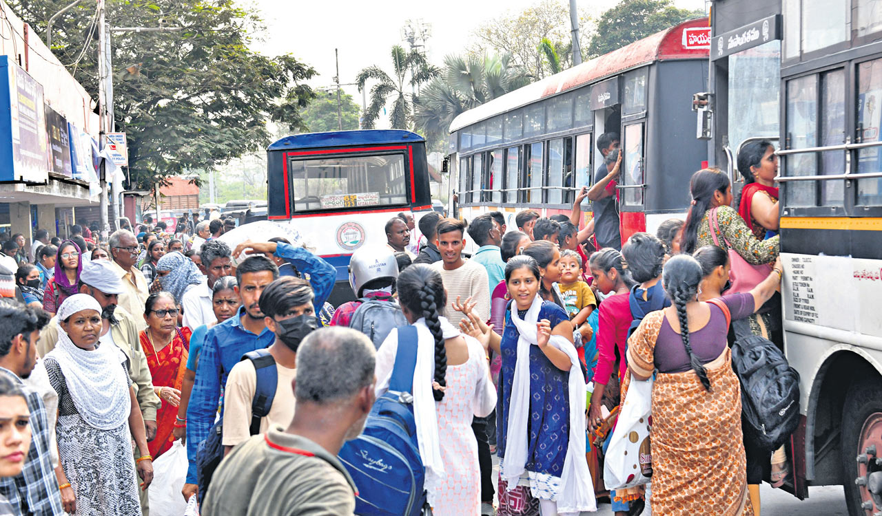 Maha Lakshmi rush strains TSRTC, commuters alike