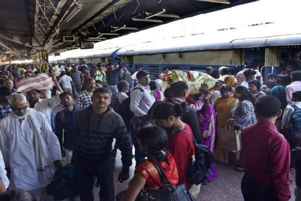 Railways to run 540 extra trains to clear Holi rush