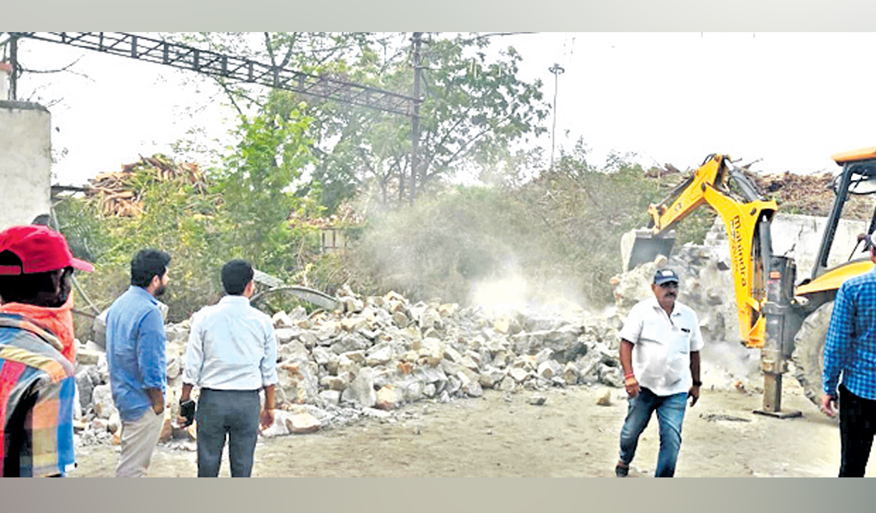 Telangana: Civic officials, SPM at loggerheads