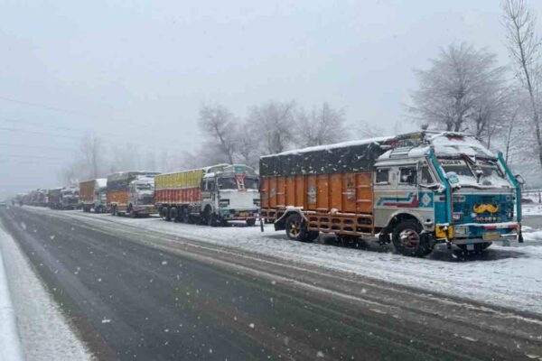 Srinagar-Jammu highway blocked for 2nd consecutive day