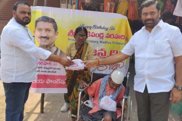 Alaya Foundation feeds the poor to mark birthday of Narahari in Mancherial