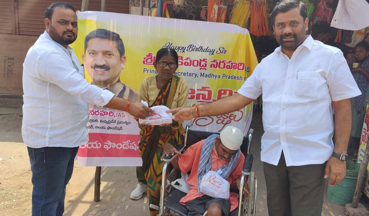 Alaya Foundation feeds the poor to mark birthday of Narahari in Mancherial