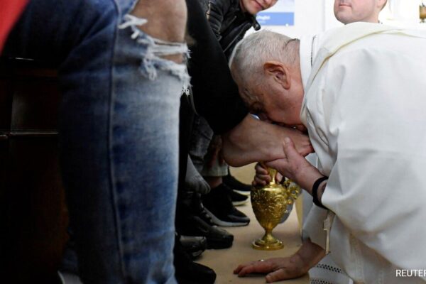 Pope Francis Washes Feet Of 12 Women Prisoners In Pre-Easter Ritual