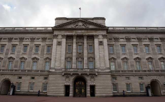 Man Arrested After Car Crashes Into Buckingham Palace Gates