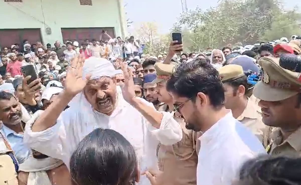 At Mukhtar Ansari's Funeral, Argument Erupts Over Who Can Offer Soil