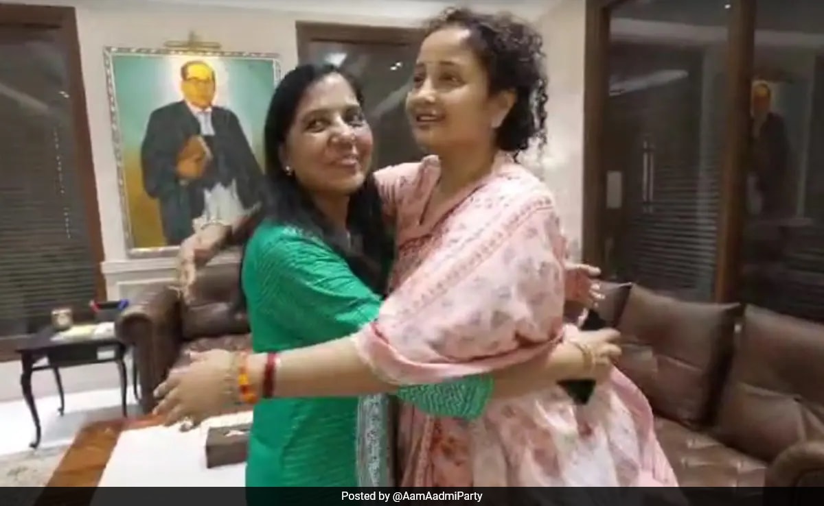 "Will Fight Together": Arvind Kejriwal, Hemant Soren's Wives Meet In Delhi