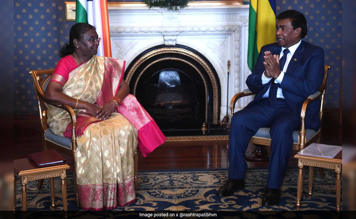 President Murmu Meets Mauritian Counterpart, Gifts Him RuPay Card