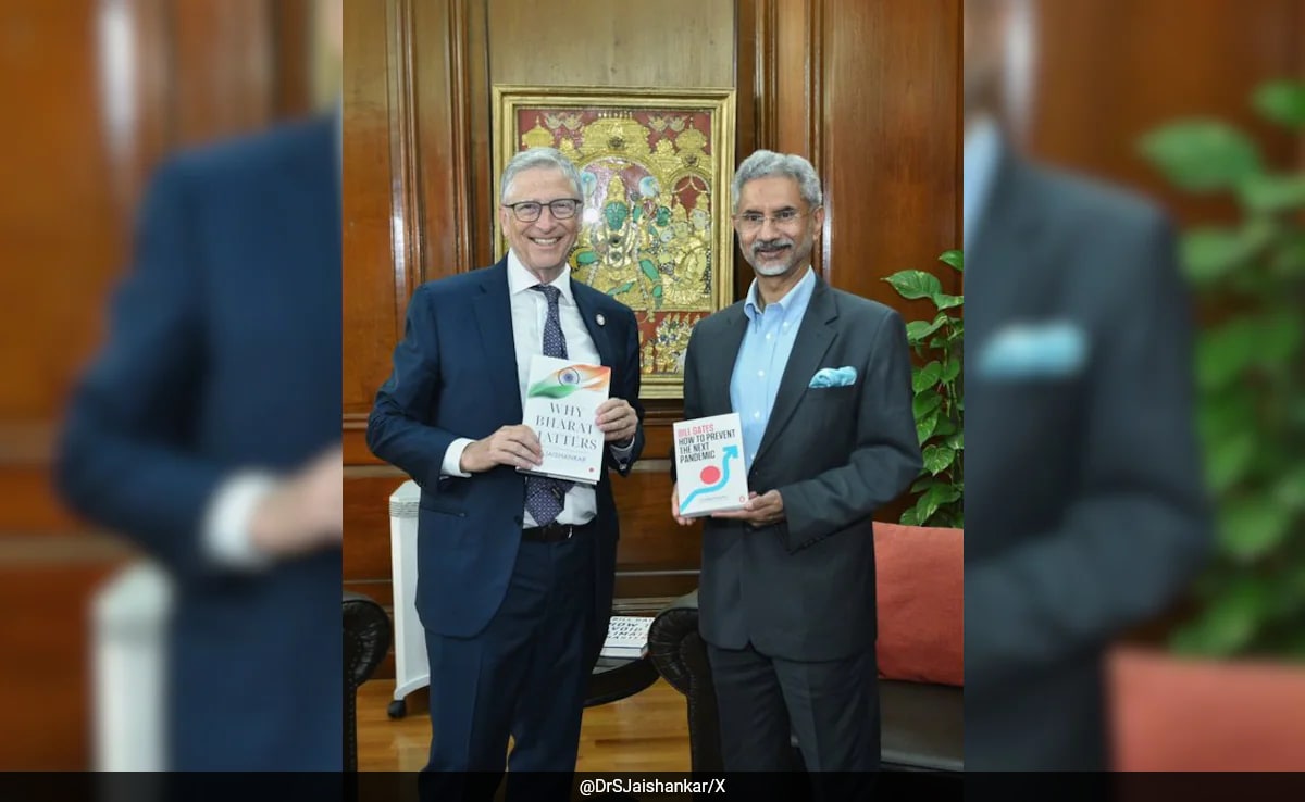 S Jaishankar Meets Bill Gates, Exchange Books During Meeting