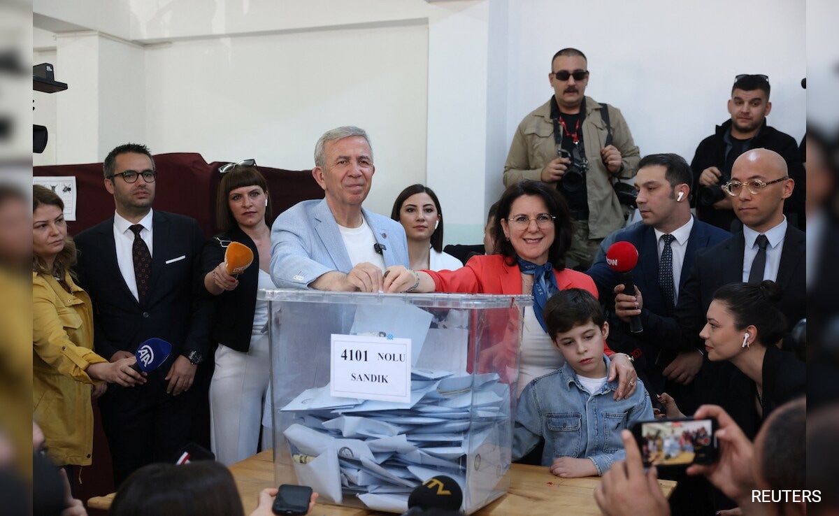 Turkey's Opposition Knocks Erdogan In Key Local Elections