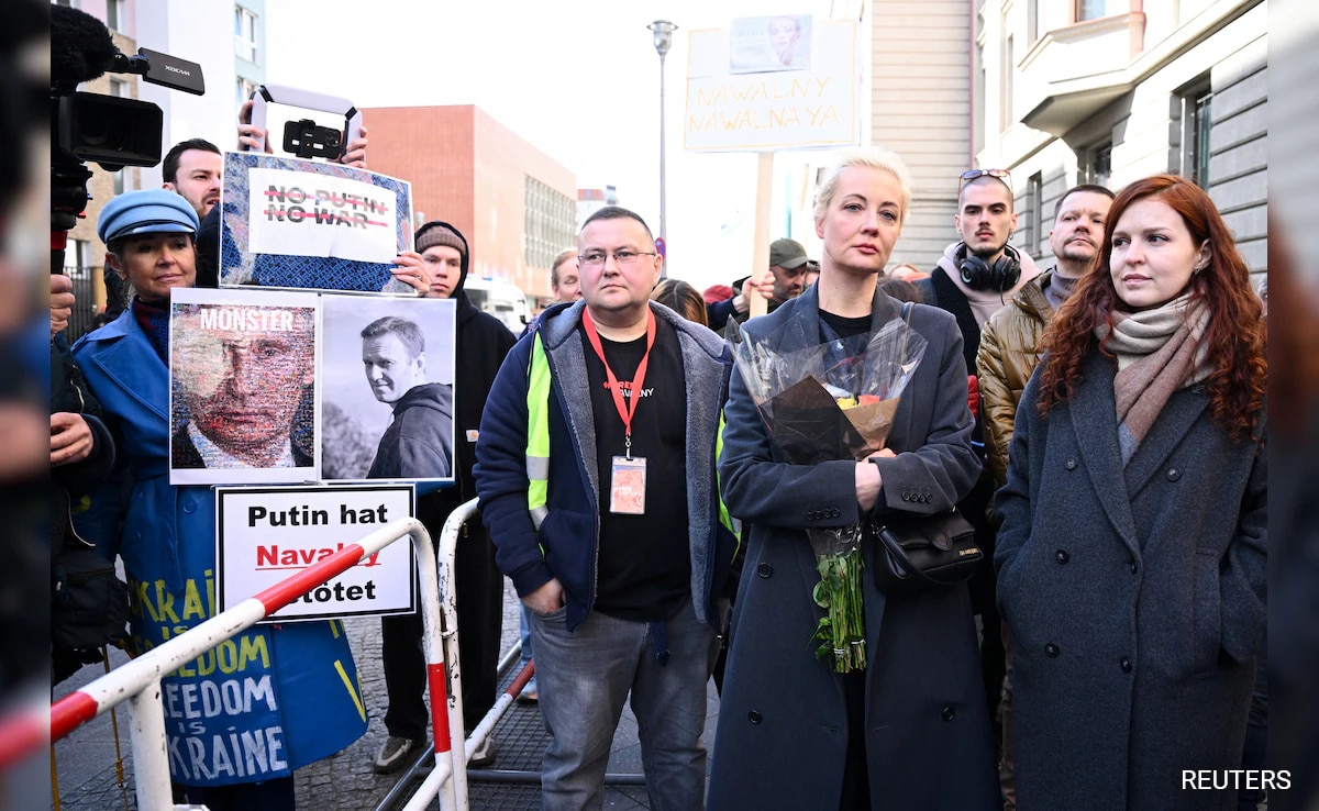 Thousands Turn Up At Polling Stations For "Noon Against Putin" Protest