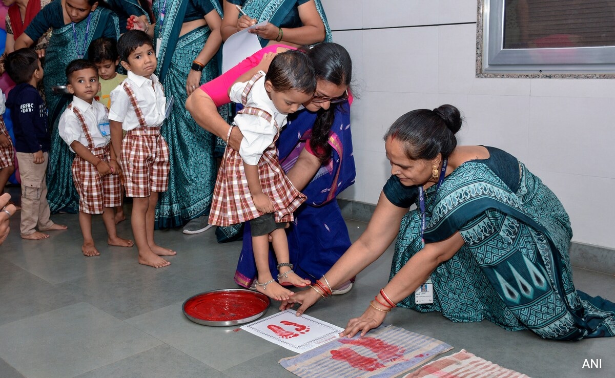 Debate Erupts As Maharashtra Urges Teachers To Follow Dress Code