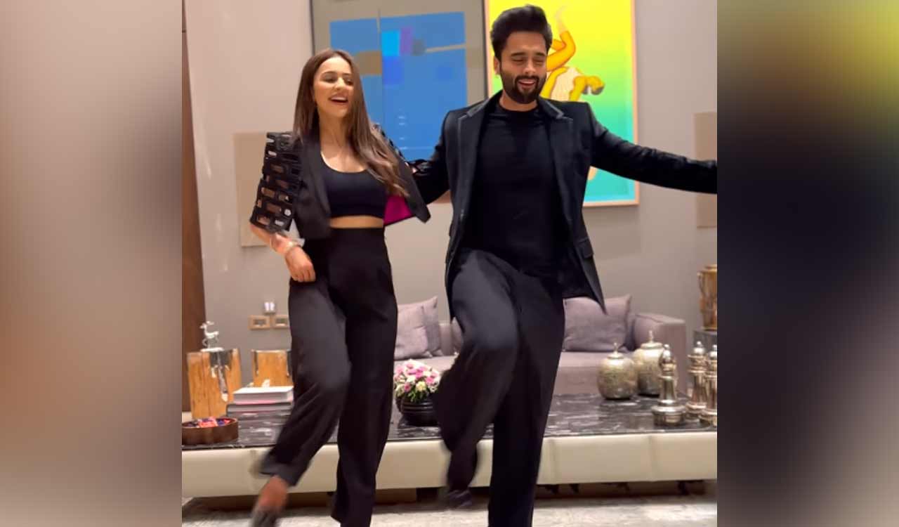 Watch: Newly-weds Rakul, Jackky Bhagnani groove on ‘Mast Malang Jhoom’