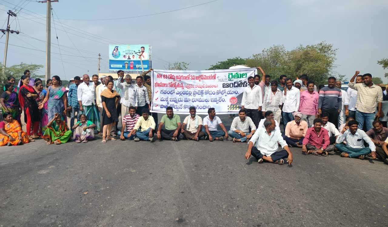 Farmers stage rasta-roko, oppose acquisition of land for NH-63