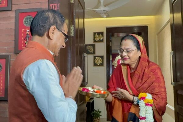 A Special Welcome By Wife For Shivraj Chouhan As He Makes It To Poll List