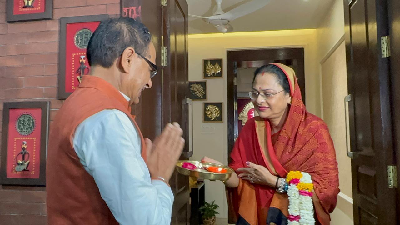 A Special Welcome By Wife For Shivraj Chouhan As He Makes It To Poll List