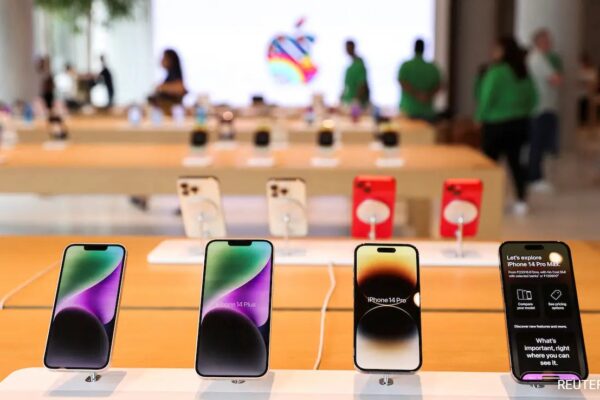 Apple Loses Top Phonemaker Spot To Samsung As iPhone Shipments Drop