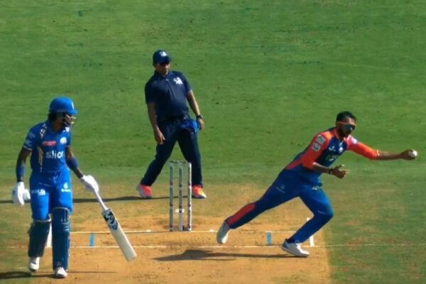 Watch: Axar Takes Brilliant One-Handed Catch Against MI, Stuns Everyone