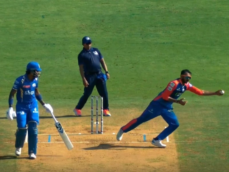 Watch: Axar Takes Brilliant One-Handed Catch Against MI, Stuns Everyone