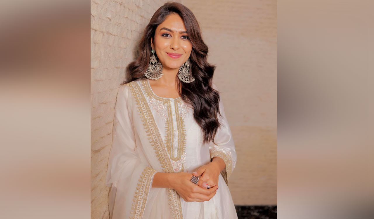 Mrunal Thakur excited for return of classic love stories on big screen