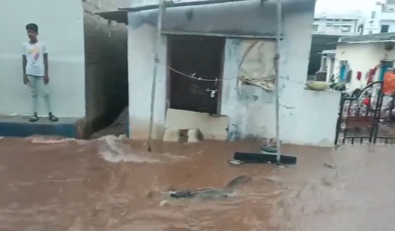 Nizam Sagar canal embankment breaches; houses inundated in Armoor