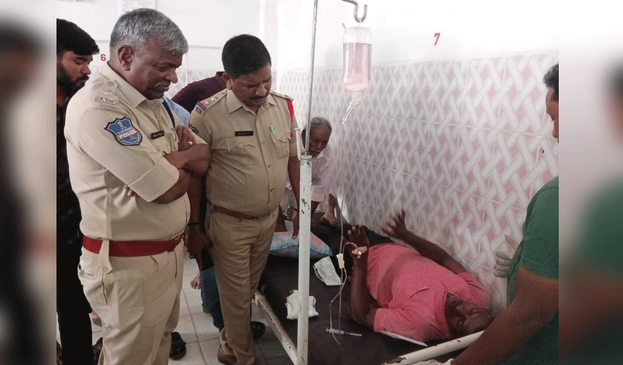 Six fall sick after consuming toddy in Vemulawada