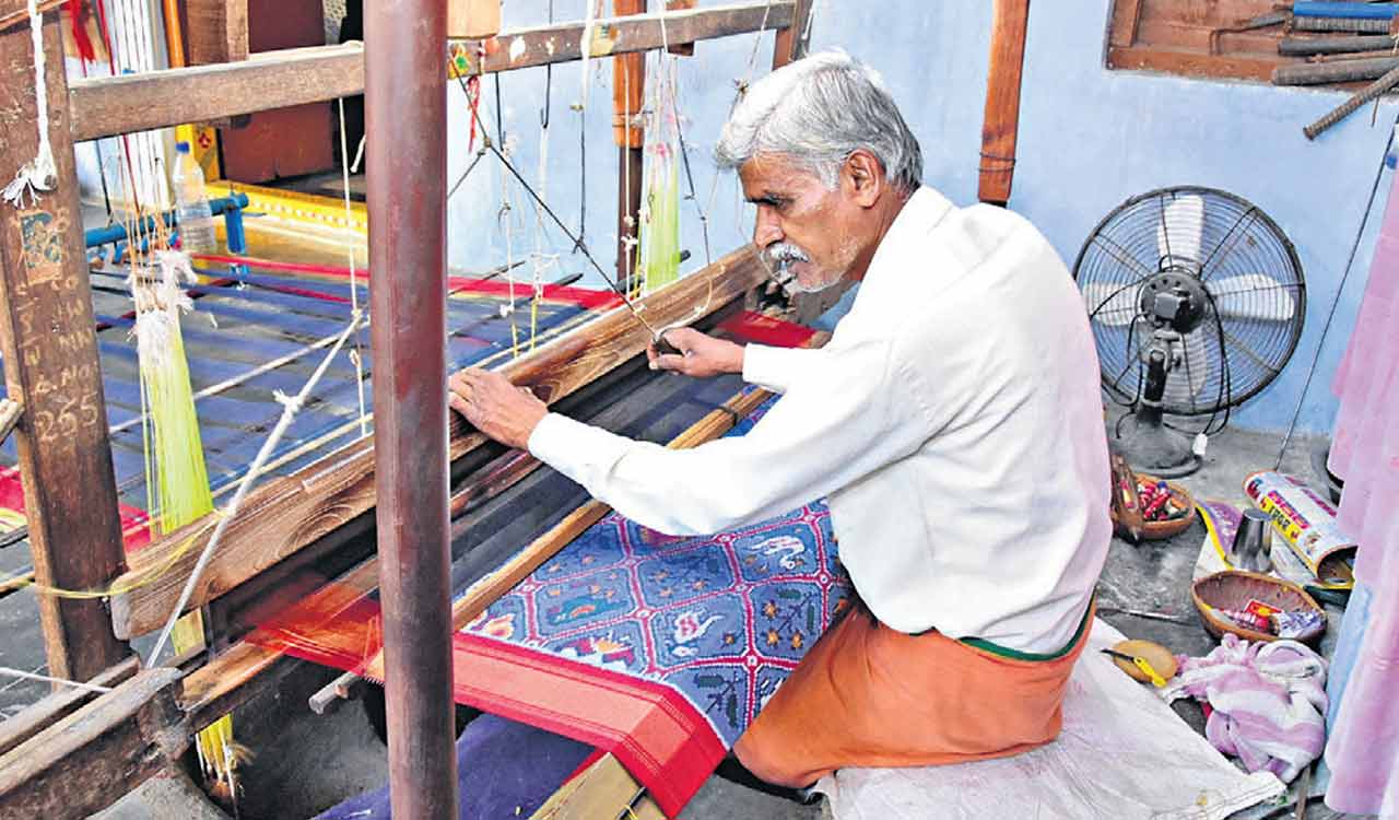 Telangana govt urged to continue welfare measures for weavers