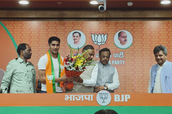 Boxer Vijender Singh ditches Congress, joins BJP