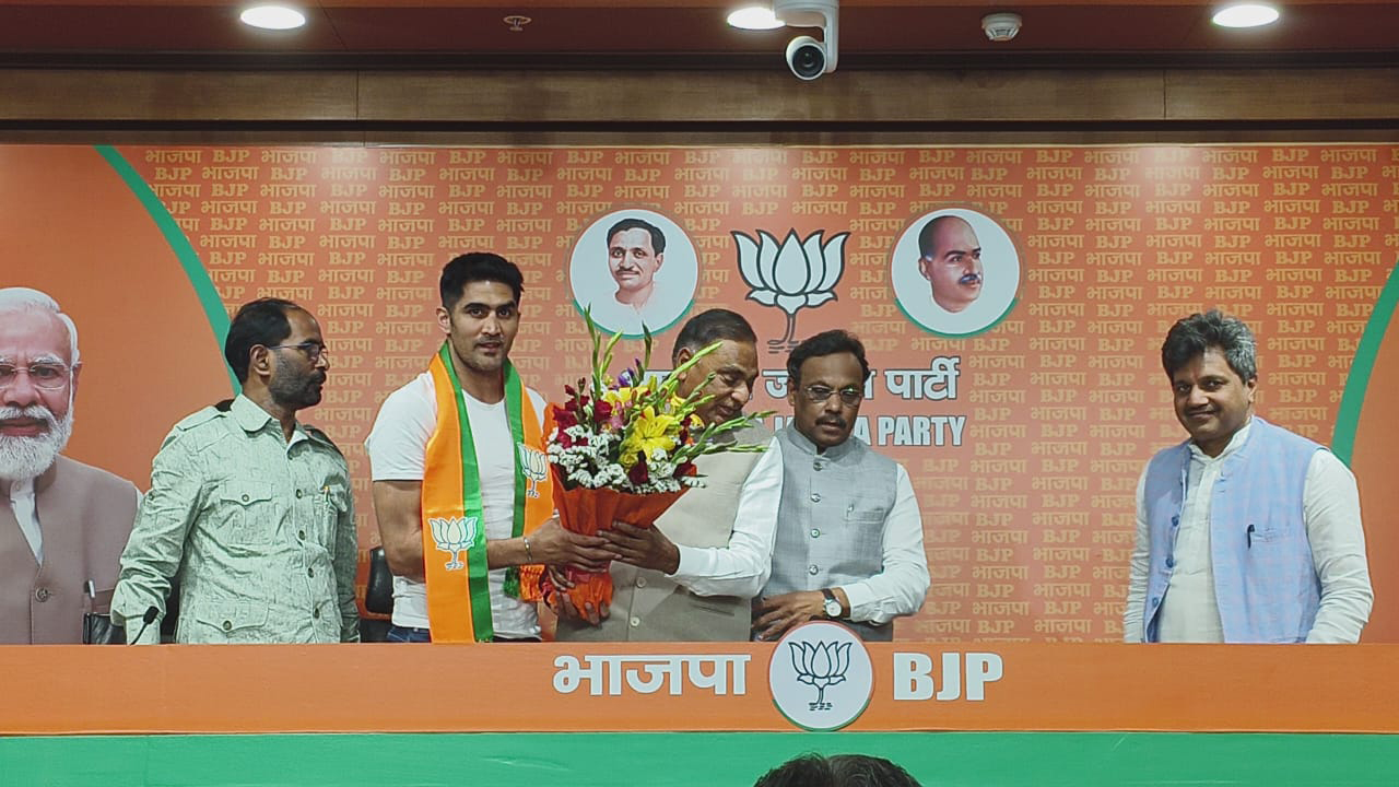 Boxer Vijender Singh ditches Congress, joins BJP