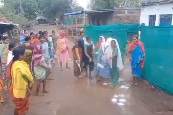 Watch: Women dump toddy, alcohol in two villages of Adilabad