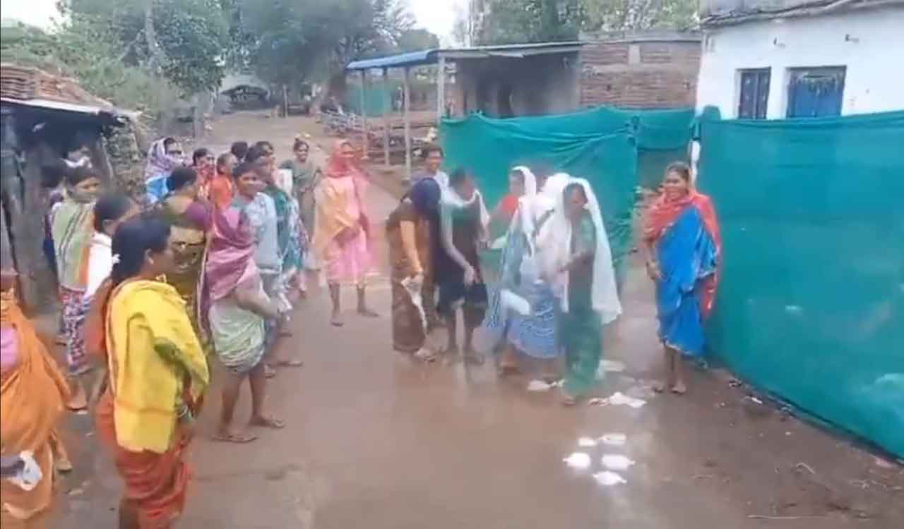 Watch: Women dump toddy, alcohol in two villages of Adilabad