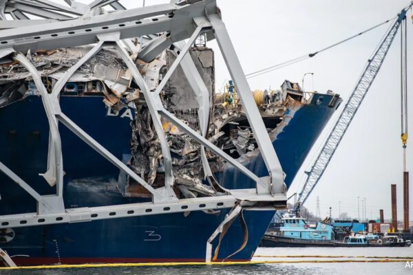 Workers Lift Out 200-Ton Chunk Of Collapsed Baltimore Bridge