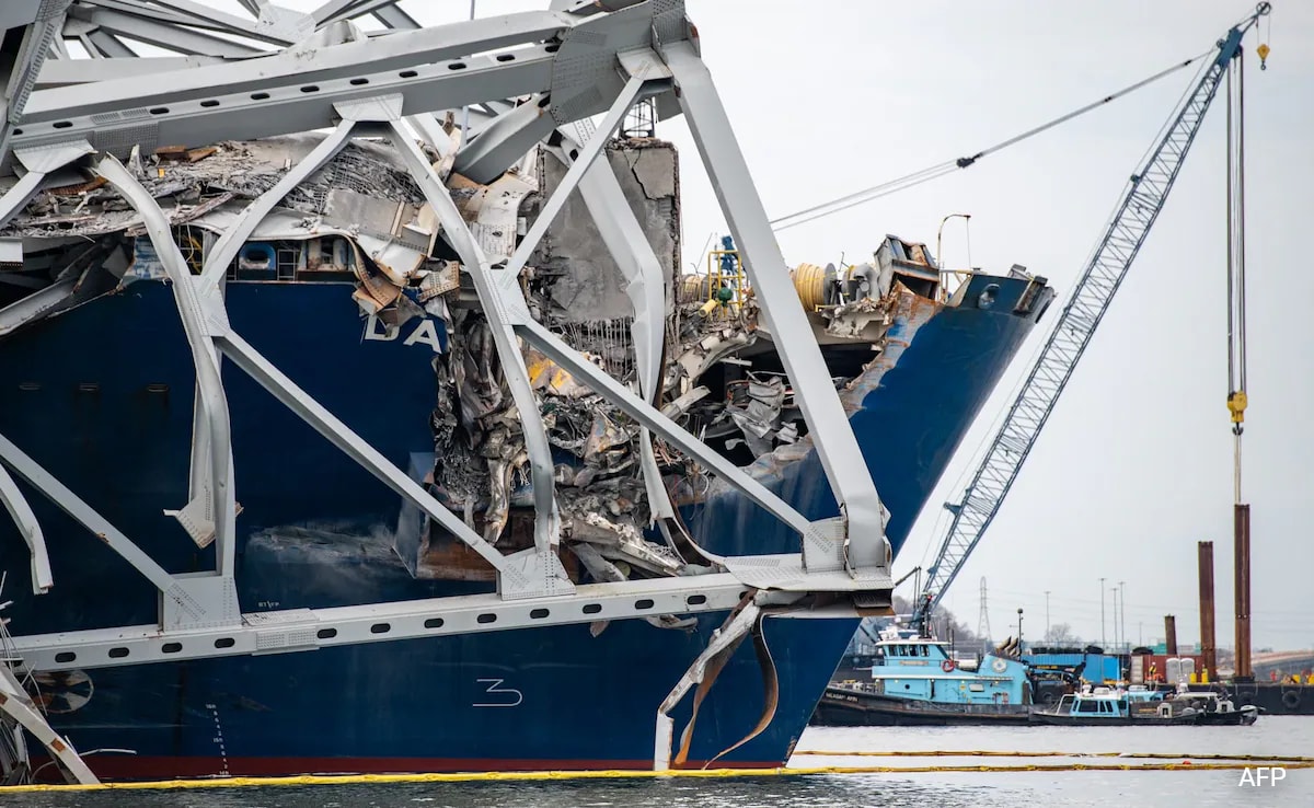 Workers Lift Out 200-Ton Chunk Of Collapsed Baltimore Bridge