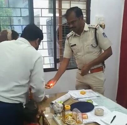 Video: Couple Performs Cop's 'Aarti' Over "Inaction". This Happens Next