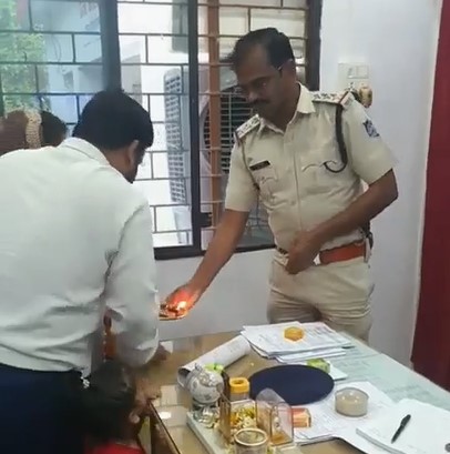 Video: Couple Performs Cop's 'Aarti' Over "Inaction". This Happens Next