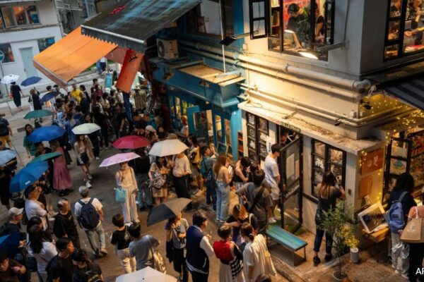 Hong Kong Book Lovers Mourn Store Closure After Constant Complaints