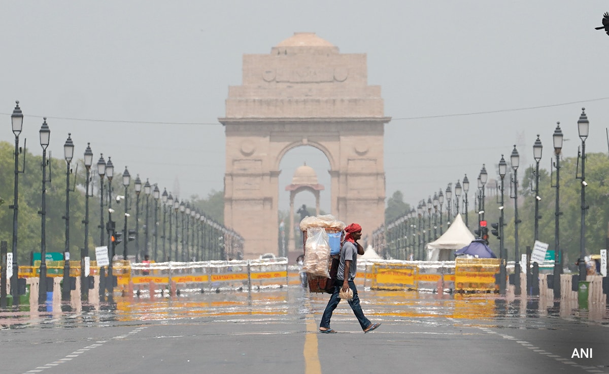 Delhi Records Maximum Temperature Of 39 Degrees Celsius