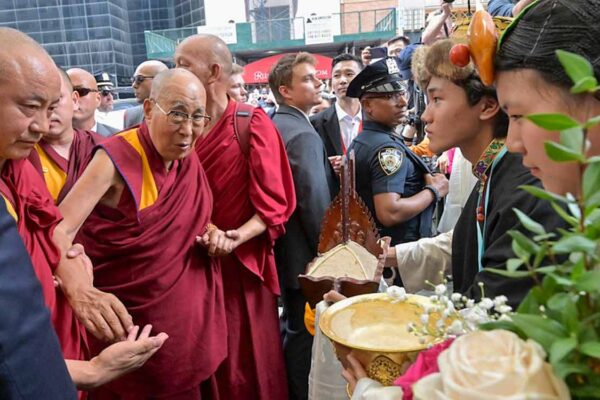 Dalai Lama arrives in New York for knee surgery