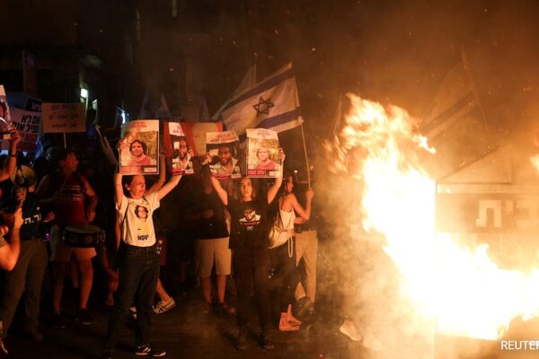 Amid War, Israeli Anti-Government Protesters March On Netanyahu's Home