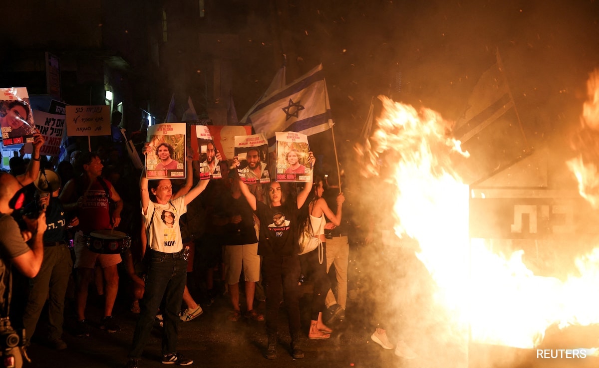 Amid War, Israeli Anti-Government Protesters March On Netanyahu's Home