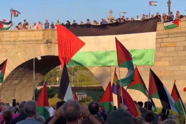 Massive Palestinian flag unfurled on Madrid's Toledo Bridge