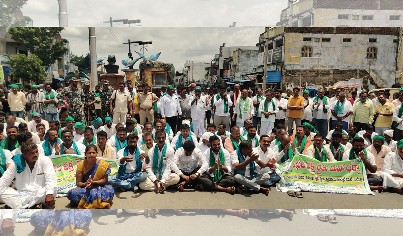 Telangana: Farmers continue protests for loan waiver, water