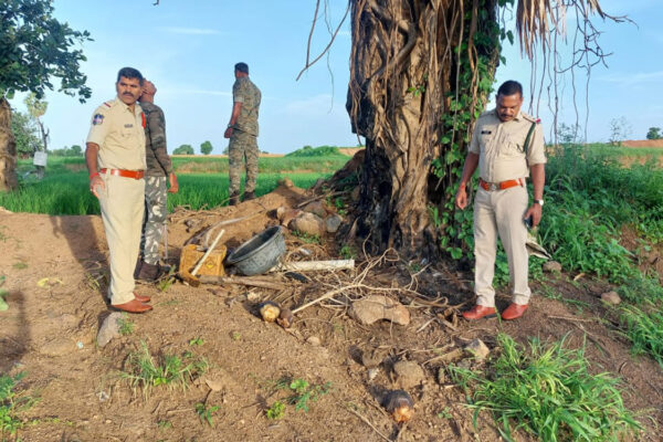 Simultaneous raids on illicit liquor units in Sircilla