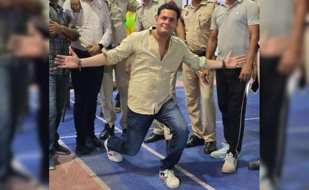 Delhi Cop Seen Dancing At Colleague's Farewell, Dies Moments Later