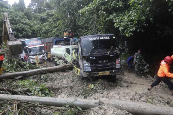 9 die as rain-triggered landslide hits tourist bus in Indonesia’s Sumatra island