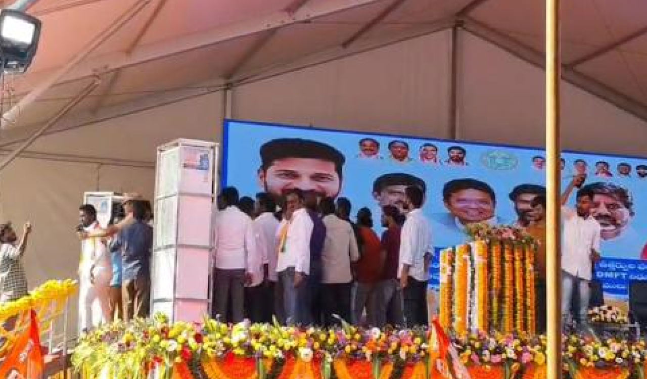 Two local leaders clash on stage during Congress meeting in Peddapalli
