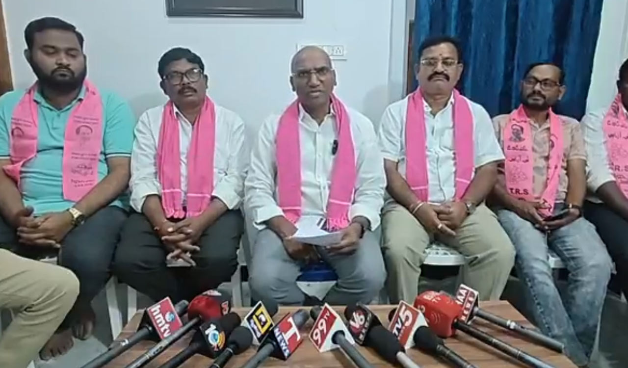 Harish Rao gets notices for questioning corruption, says RS Praveen Kumar