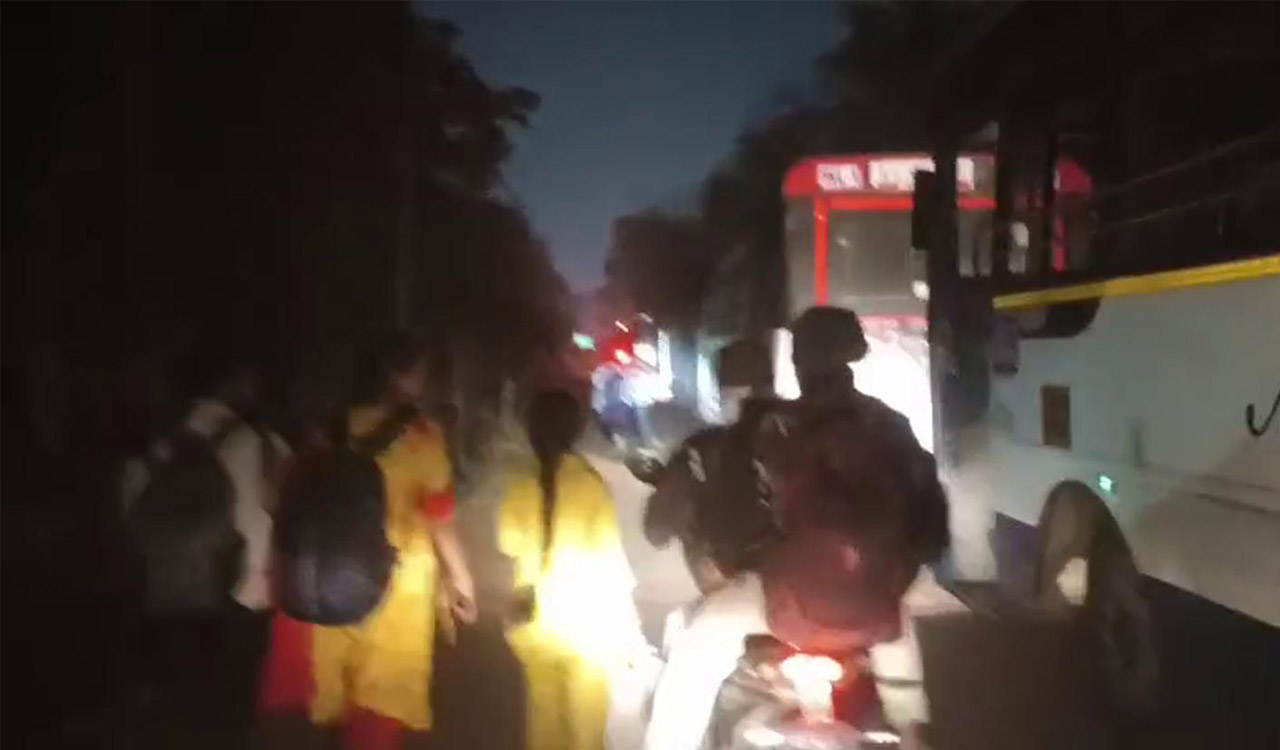 Traffic jams, blocked washrooms, lack of buses and power cuts trouble devotees at Medaram