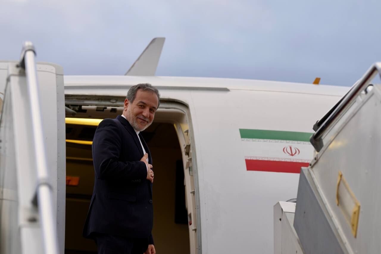 What does Araghchi's symbolic flight from Tabas signal?