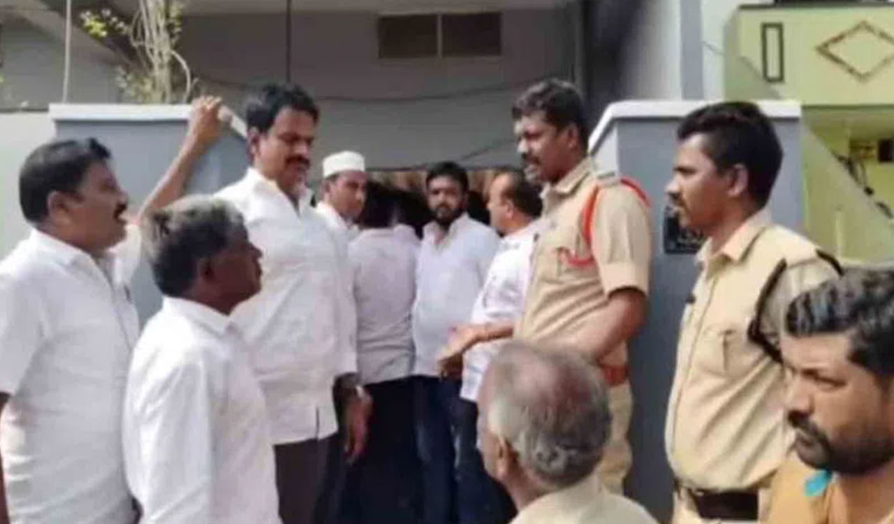 Tension in Nagarkurnool as Congress leaders try to force BRS candidate to withdraw